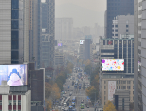 한파 지나면 몰려오는 미세먼지… 도심 외출·환기 삼가야