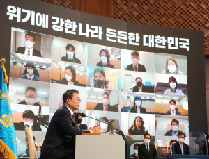 [신년 회견] “백신빨리 도입… 11월이면 ‘집단면역’ 형성”
