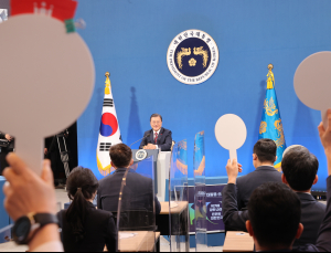 문 대통령 “동부구치소 집단감염 같은 대규모 확산 없도록 하겠다”