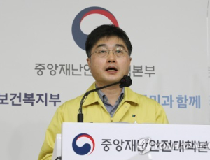 방역당국 “환자 수 감소 긍정적… 해외 변이 등 위험성 고려하면 안전하지 않아”