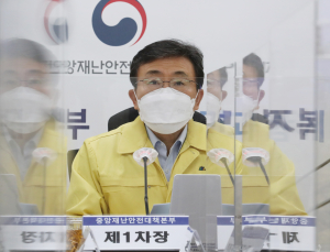 권덕철 복지부 장관 “대전 대규모 확진… 양성률 80% 넘어”