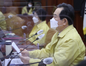 정총리 “거리두기 조정 신중히 결정… 대유행 전조일 수도”