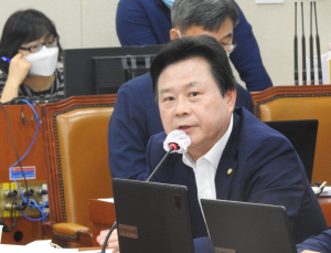 강기윤 “공무원연금 받는다고 기초연금 대상 제외 부당”