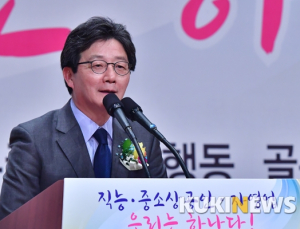유승민 “아스트라제네카 백신, 문 대통령부터 맞아야” 