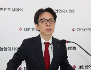 “한의사도 백신 접종하게 해달라”… 의사단체장 “이발사도 하게 하라”