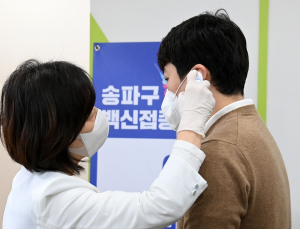 [쿠키포토] '백신 맞기 앞서 체온 측정'