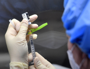 美 FDA, 존슨앤드존슨 코로나19 백신 승인… 효능은 66% 그쳐