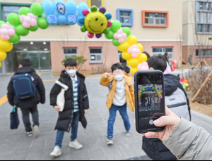 [쿠키포토] 초등학교 등교 기념 '찰칵'
