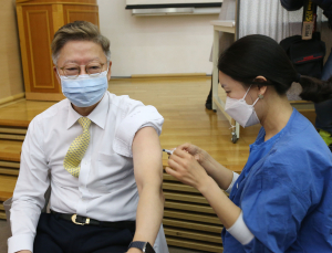 내일부터 65세 이상 고령층 AZ백신 접종