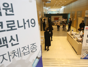 코로나19 신규 확진 382명… 백신 58만명 접종