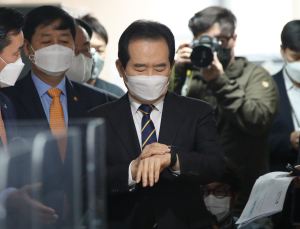 [쿠키포토] 시계 보는 정세균 총리