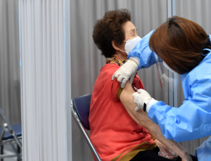 위중증·입원 감소 관건은 “고령층 접종완료 비율 확대”