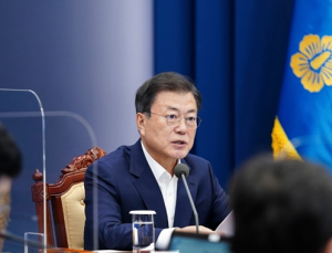 문 대통령 '5인 이상 만찬' 논란…정부 