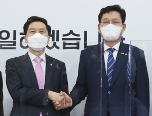 국민의힘 예방한 송영길 “소통” … 김기현 “쇄신 동반자” 