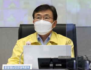 복지부 장관 “확진자 감소 추세 반갑지만, 아직 안심할 상황 아냐”
