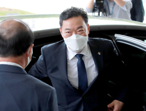 첫 출근하는 김오수 신임 검찰총장