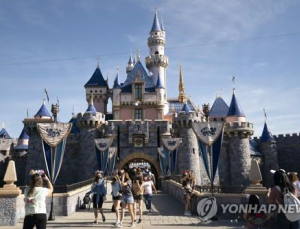 미 디즈니랜드, 백신 맞았다면 마스크 쓰지 않아도 돼