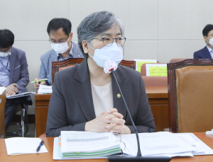 사업주에 ‘백신 유급휴가비’ 지원 법안… 복지위 통과