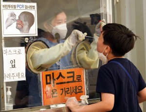 수도권 현행 거리두기 1주 연장… 새 체계 4단계 검토 가능성