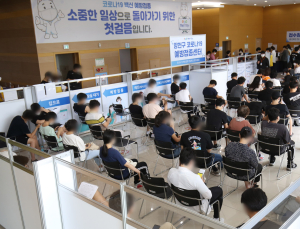 코로나 백신 1차 접종 2000만명 돌파… 이상반응 11만7762건