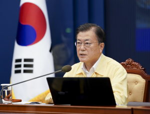 문 대통령 “청해부대 집단감염, 안이하게 대처했다는 지적 피하기 어려워”