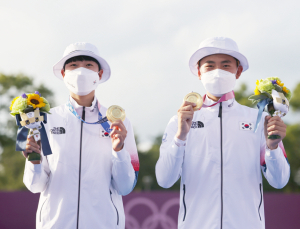 ‘양궁 막내’ 김제덕·안산, 한국 첫 금메달 선사