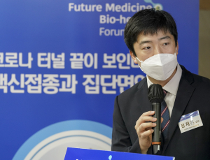 “내달까지 백신+거리두기 유지하면 ‘위드코로나’ 가능”