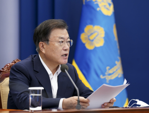 ‘굳건한’ 문재인 대통령, 긍정평가 42.5% … 민주당‧국민의힘 ‘경합’