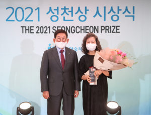 JW그룹, ‘국내 유일 복지관 상근의’ 이미경 전문의에게 1억원 전달