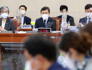 “정부 믿고 맞았는데… 부작용 발생해도 왜 정부 ‘나 몰라라’”