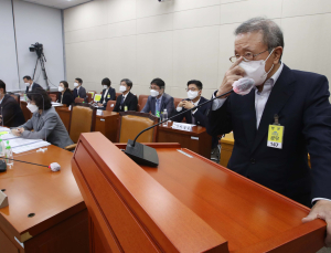 ‘불가리스 사태’ 홍원식 남양유업 회장, 국감장서 혼쭐 [국감 2021]