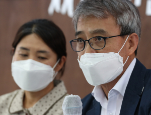 '코로나 사망' 고교생 아버지 “오늘 처음 공식적 유감 표명 들었다”