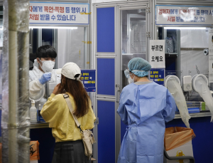 신규 확진자 1952명으로 급증… 방역당국 “사적모임 확대 등 복합적 요인”