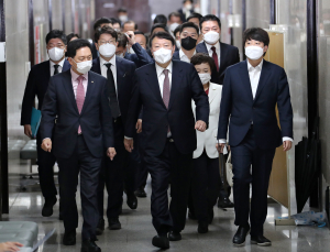 2030 탈당 러시... 윤석열의 숙제로 떠오른 ‘외연 확장’