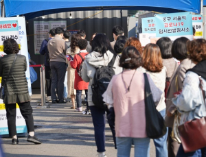 '일상회복' 후 수도권 고령층·청소년 확진자 증가…'긴급의료대응' 발동 