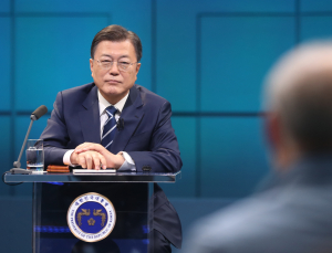 문 대통령 “남은 임기 6개월<br>긴장 놓지 않을 것”