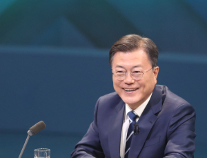‘고개 숙인’ 문재인 대통령… “주택‧구직난 해소 노력하겠다”