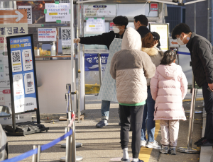 정부 “사적모임 인원 축소 등 논의… 가급적 빨리 하겠다”