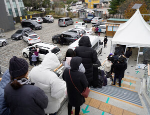 사적모임 제한 강화… 다음주부터 수도권 6인·비수도권 8인
