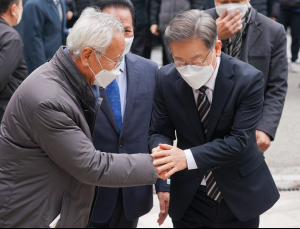 ‘중도 확장’ 나선 이재명… 전략은 文과의 ‘차별화’