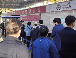 결국 '거리두기 강화'… 전국 사적모임 4인+식당·카페 밤9시