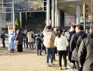 정부 “중환자 병상가동률 80% 선… 버겁지만 치료에 문제없어”