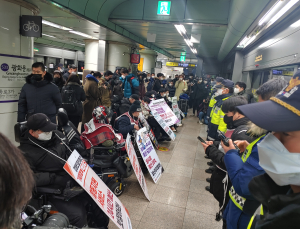 이동권 투쟁 이어가는 장애인들…“생존 문제”