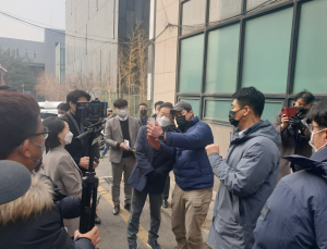 이재명 ‘지지자와 함께’… ‘음성’ 판정받고 일정 재개