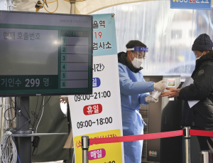 동네 병·의원서 신속검사 시작… 내일 거리두기 조정안 발표