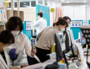 보건당국, 요양병원·시설 관련자 4차 접종 고려 중