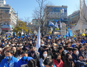 ‘이재명 보자’… 창원 상남동 찾은 구름인파