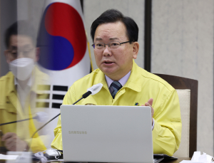 김 총리 “‘1급’ 코로나19 감염병 등급, 조정 논의할 때”