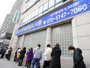 신규 확진자 60만명 돌파… 사망자 429명으로 ‘역대 최다’