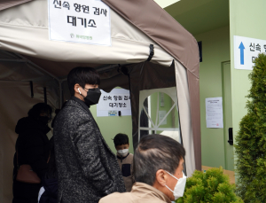 정부 “코로나 정점 시기로 진입”… 18일 거리두기 조정 발표